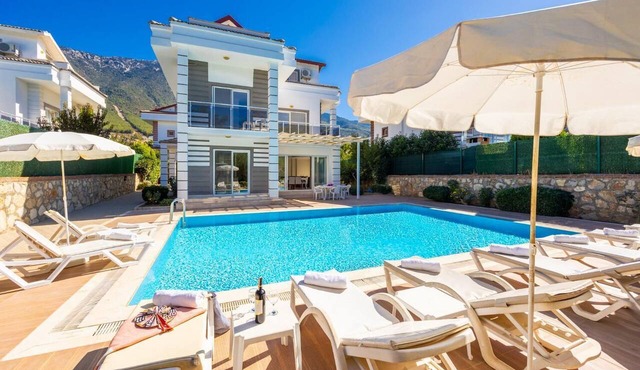 Four Seasons Villa - Four Bedroom Villa, Sleeps 8