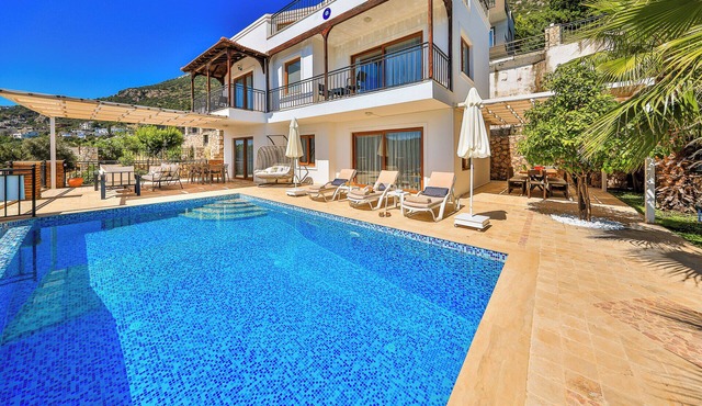 Kalkan Merkezde sırtını yeşil doğaya dayamış Villa Değerli.