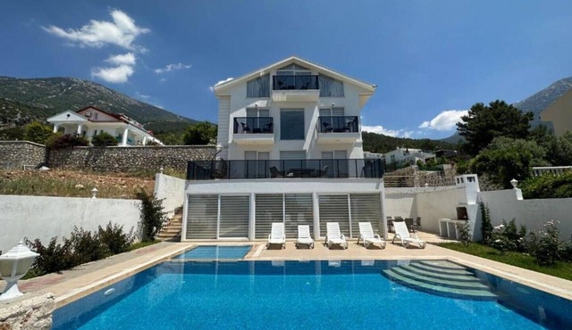 Large four bedroom Villa in Beautiful quiet location, private pool and barbecue