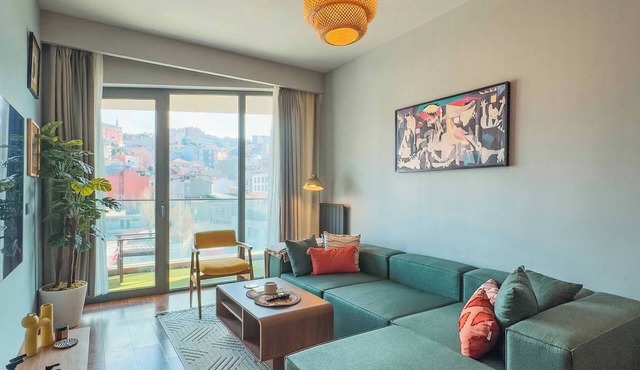 Modern & Central Apartment in Taksim w Pool, Gym, Balcony