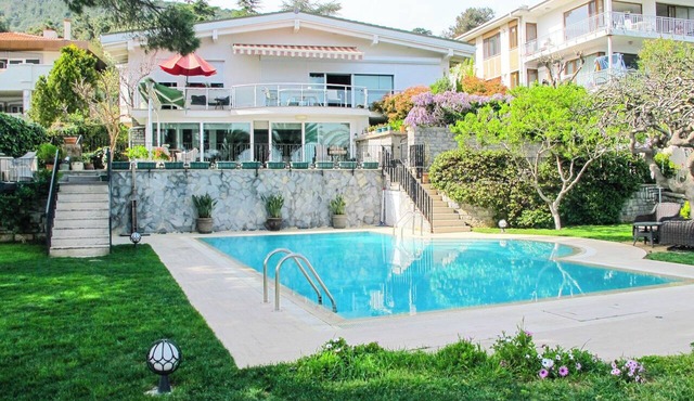 Private 3-Bedroom Waterfront Villa Floor - Pool, Pier & Garden