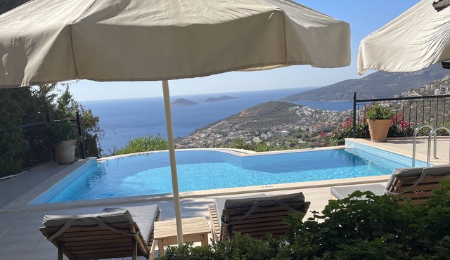 Relaxing Villa Iris- 3 bedrooms, private pool, garden and beautiful sea views in kalkan