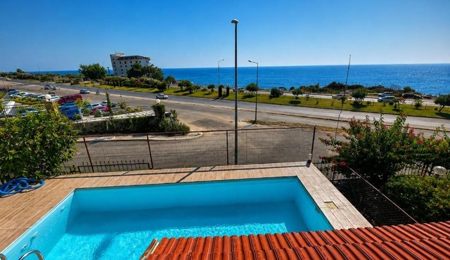 Seafront 3 bedrooms, 1 living room, private pool in Alanya in Alanya