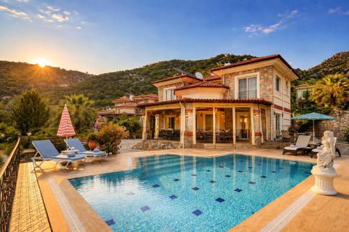 Spacious 4 BR Villa with Private Pool and Unlimited WiFi Fethiye