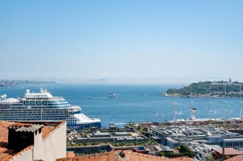 Spacious 5BR Sea View Apartment with Balcony & Elevator in Istanbul