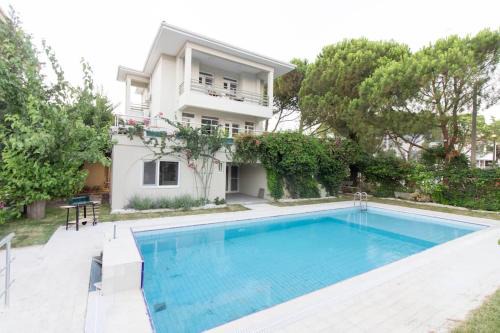 Spacious Exquisite 5BR Villa with Private Pool in Ayvalık