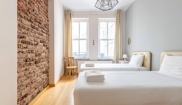 This apartment is a 2 bedroom(s), 2 bathrooms, located in Beyoğlu, İstanbul.