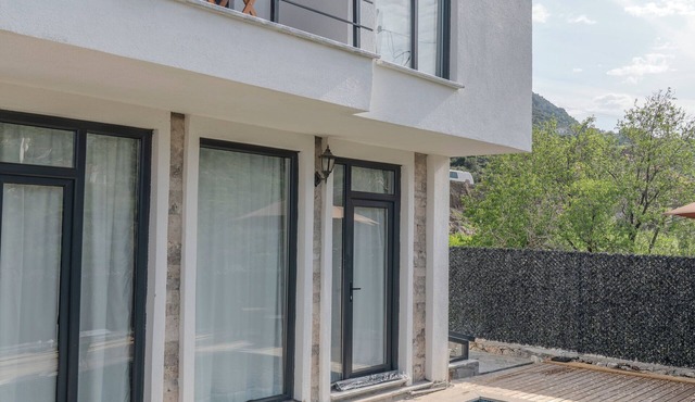 Villa Begonvil özel havuzlu lüks villa,özel bahçe ve veranda , açık alanda masa,
