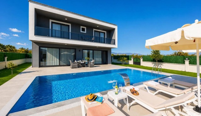 Villa Grand Yasar 2 - Four Bedroom Villa, Sleeps 8