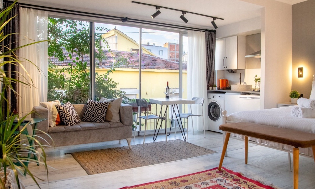 Old Town Apartment | Chic Kordon Flat: Heart of Alsancak