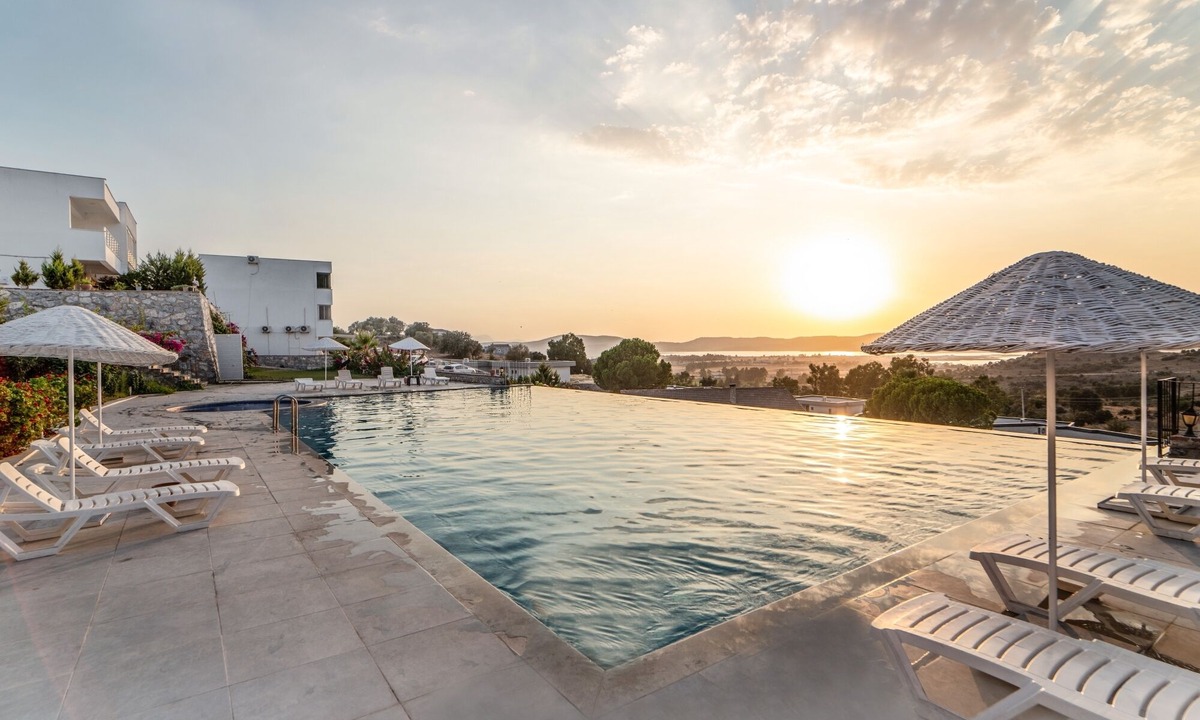 Milas Apartment | Vacation Flat w Pool and Garden in Milas