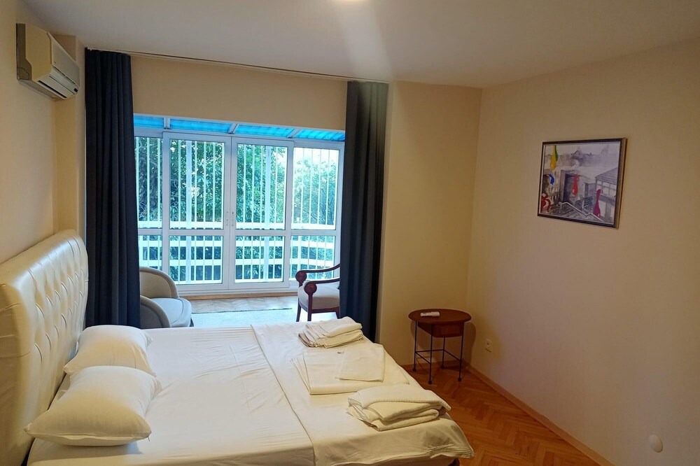 Arnavutkoy Apartment | Flat with Garden 10 min to Bebek Shore