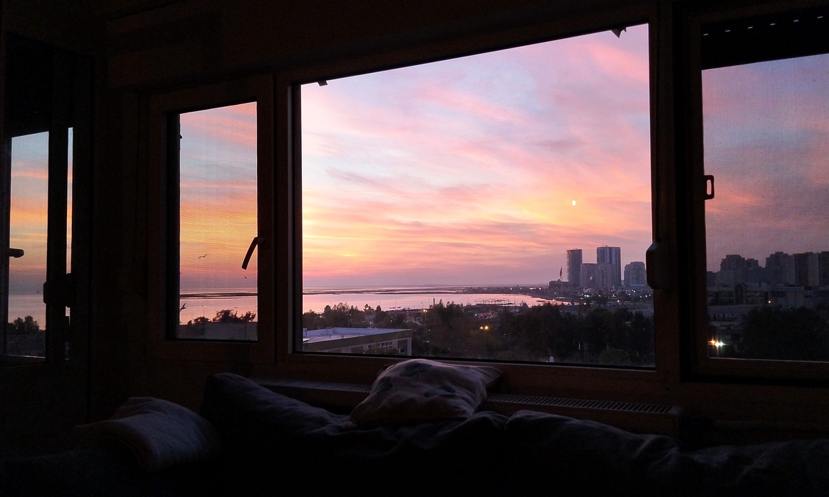 Atakent Mahallesi House | Sea and sunset view, close to public transportation, 1+1 within the safe site