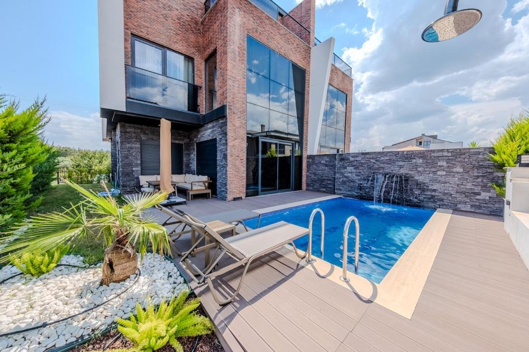Dosemealti Villa | Luxury villa with waterfall pool and garden For 9 people