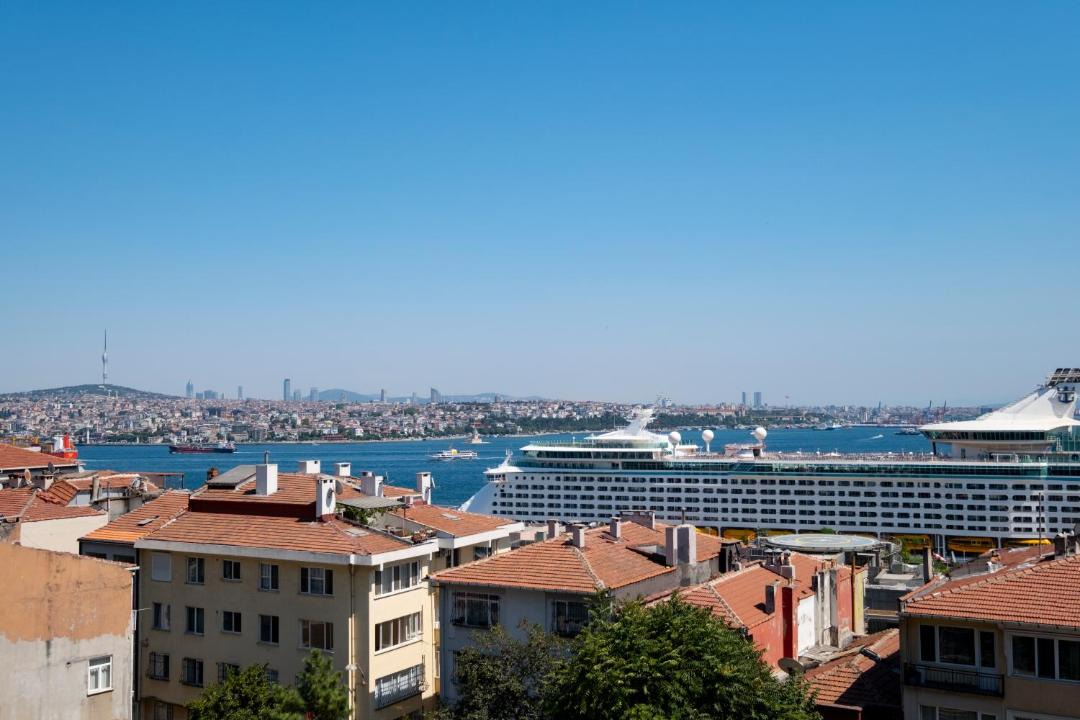 Kabatas Apartment | Bosphorus View - Modern Central Apartment with Elevator & Parking