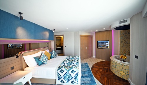 Junior Suite, 1 Queen Bed, Sea View, Corner