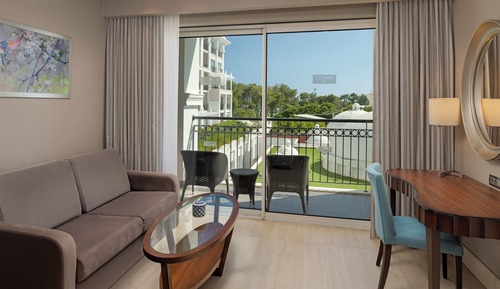 Family Pool Suite Swim-up