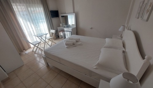 Room, Pool View