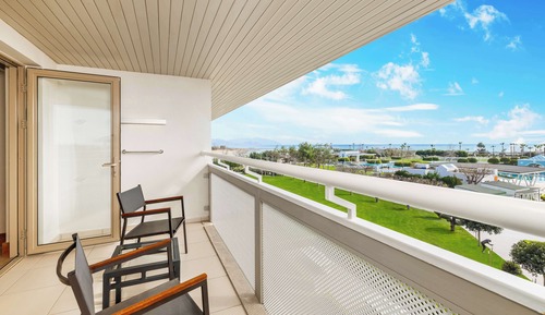 FAMILY ROOM POOL ACCESS WITH SEA VIEW