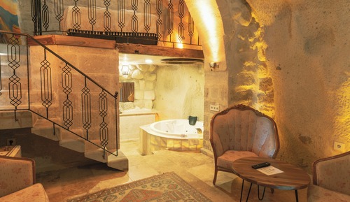 Room 13 Deluxe Cave Suite