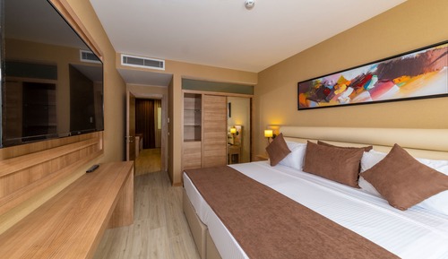 Deluxe Suite, City View