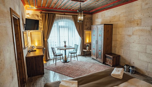 Deluxe Suite, 1 King Bed, Non Smoking, Private Bathroom