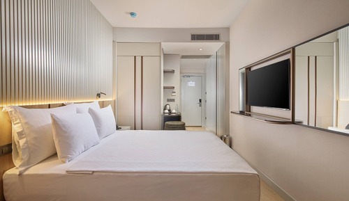 Standard Double Room Single Use, Partial Sea View