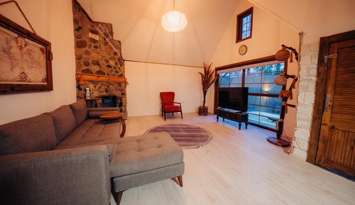 Bungalow, Patio, Garden Area