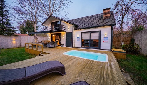 Bungalow, Patio, Garden Area