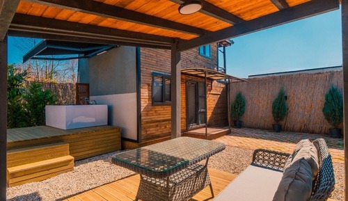 Bungalow, Patio, Garden Area