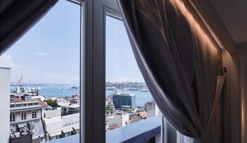 Signature Suite, 1 King Bed, Balcony