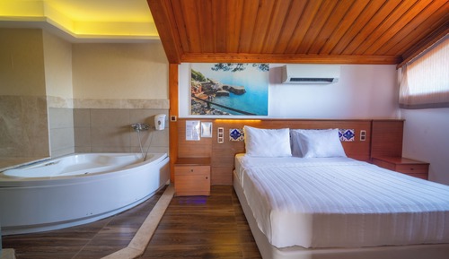 Suite, Jetted Tub, River View