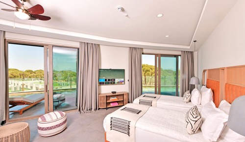 Corner Swimup Suite Forest View