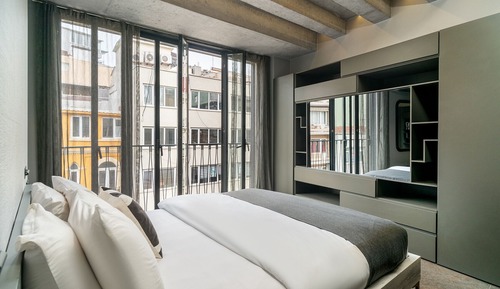 Deluxe Apartment, 1 Queen Bed, City View, Corner (3)