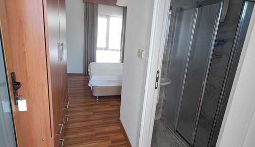Economy Room, 1 Queen Bed