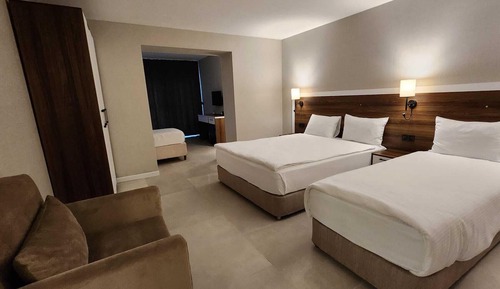 Standard Suite, Multiple Beds, Private Bathroom, Garden View