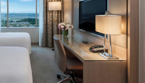 Club Room, 2 Twin Beds, City View