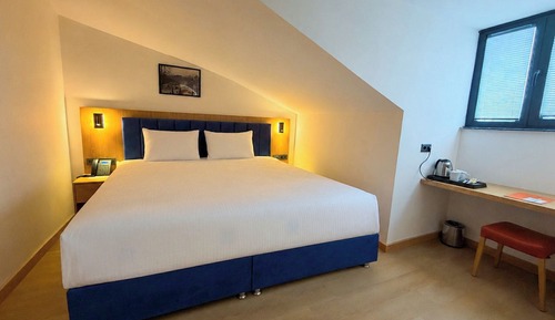 Deluxe Loft, City View