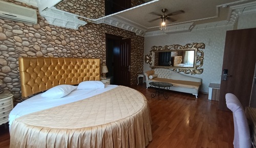 Junior Suite, 1 Queen Bed with Sofa bed, Smoking