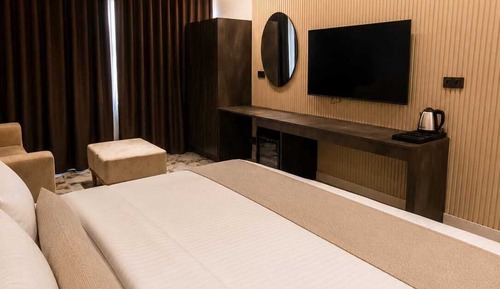 Deluxe Suite, City View