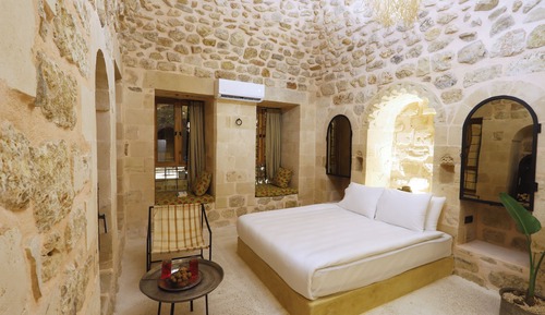 Design Suite with Jacuzzi and Fireplace