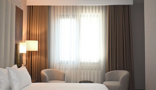 Deluxe Suite, 1 King Bed, Non Smoking, Corner