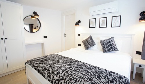 Honeymoon Penthouse, Sea View