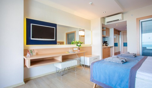 Deluxe Suite, 1 Double Bed, Sea View, Poolside