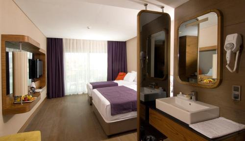 Double or Twin Room with Partial Sea View