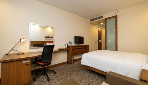Queen Room with Roll-In Shower - Mobility Accessible/Non-Smoking
