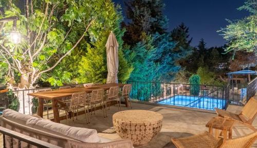 Four-Bedroom Apartment with Pool View