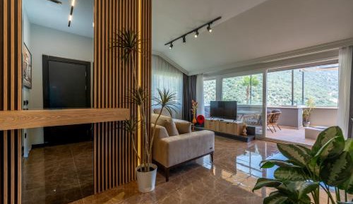 Family Suite (4 Adults + 1 Child)