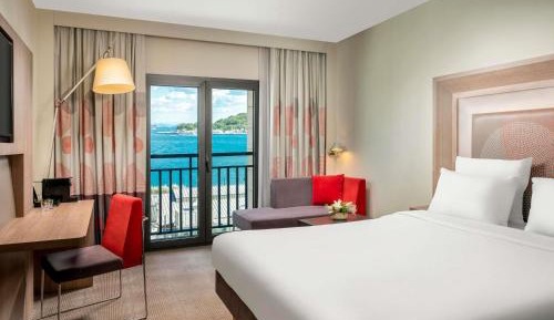Executive Queen Room with Sofa Bed and Sea View