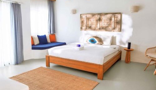 Queen Room with Street View
